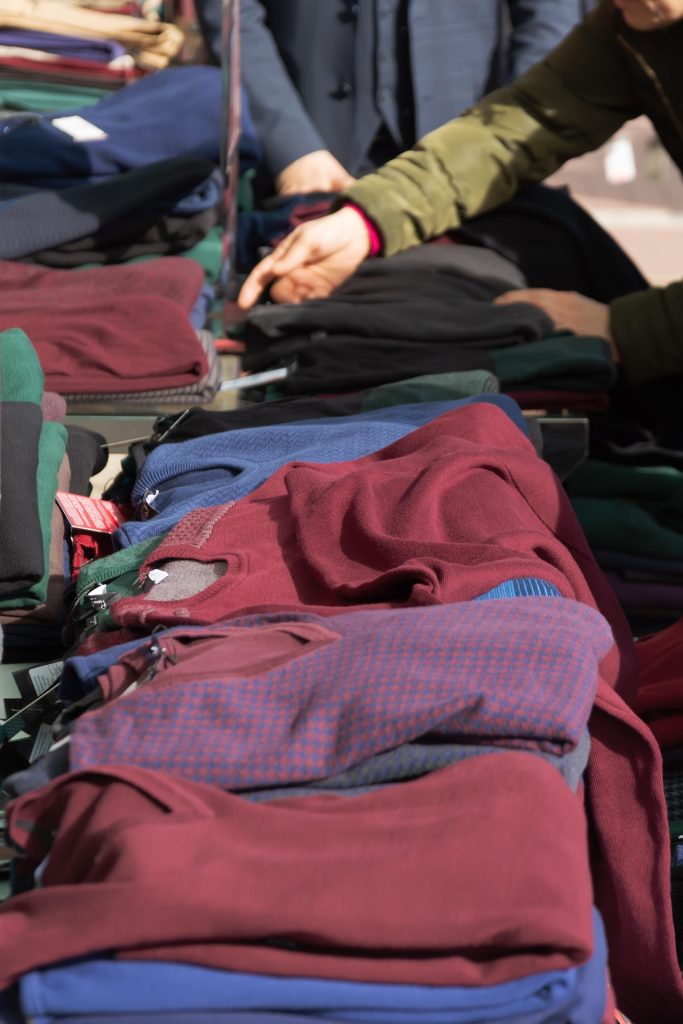 Vêtements pliés et empilés pour une distribution communautaire.